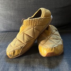 Well loved mustard yellow Teva Reembers
